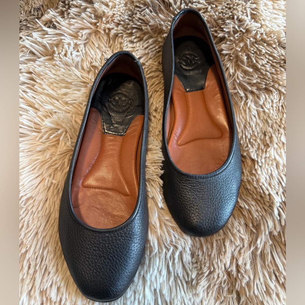 Johnston & Murphy Black Leather Flats with Pebble Design